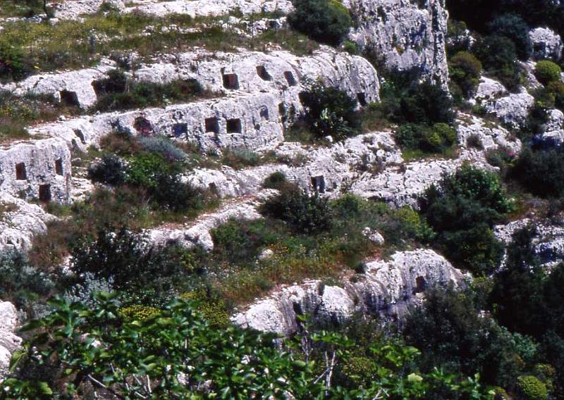 106-Pantalica,necropoli,23 aprile 2000.jpg
